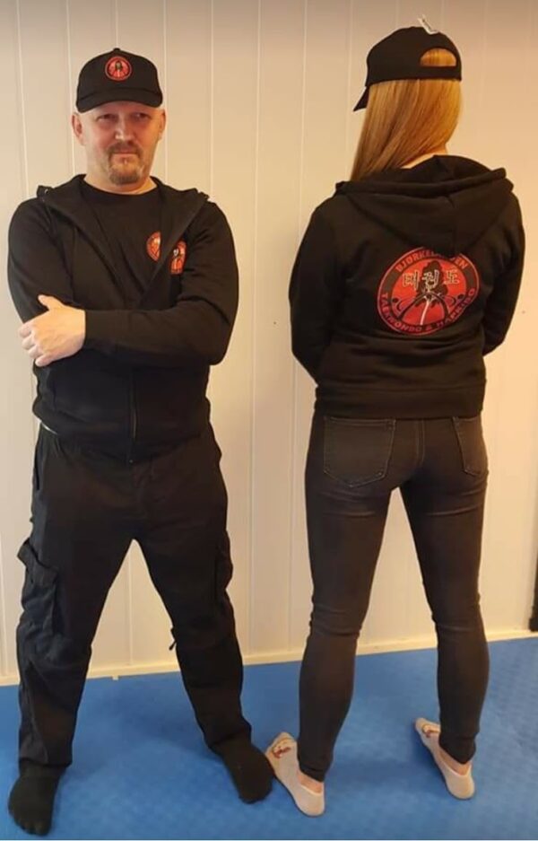Hettegenser sort herre med Taekwondo og Hapkido logo